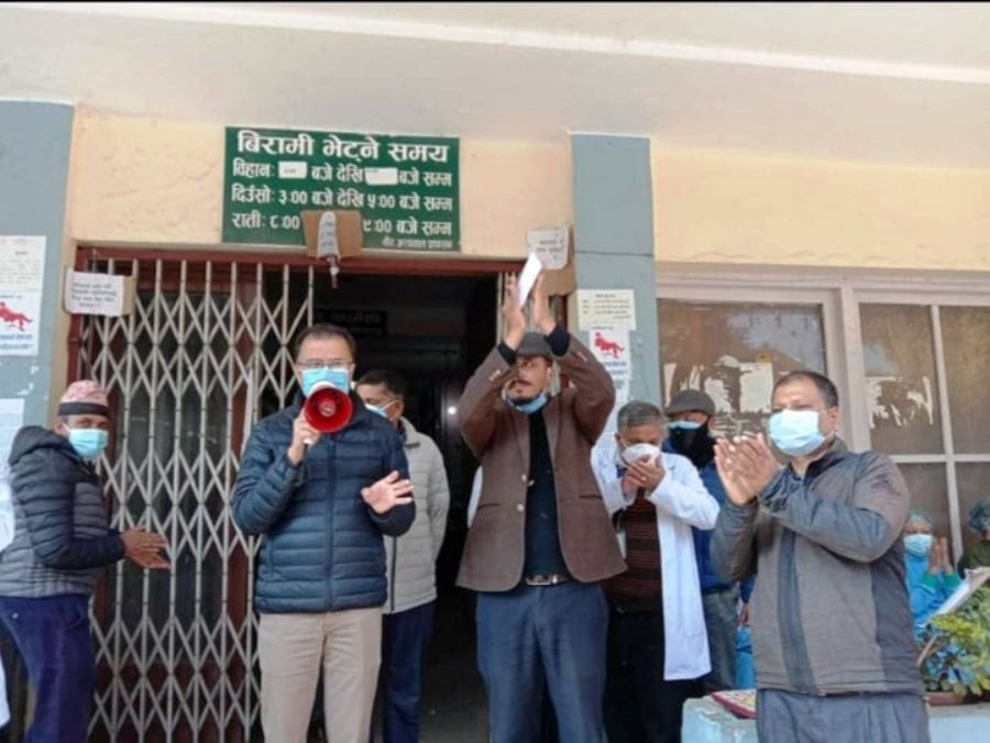 वीर अस्पतालमा स्वास्थ्यकर्मी र कर्मचारीले लगाए ताला